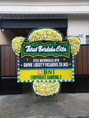 Papan Bunga Duka di Pagar Jati