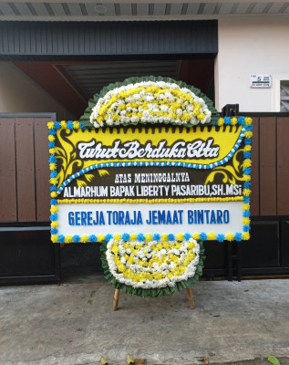 Papan Bunga Duka di Pagar Jati