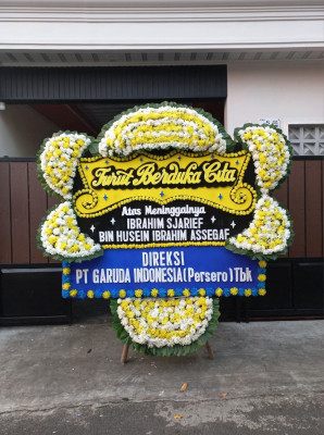 Papan Bunga Duka di Pagar Jati