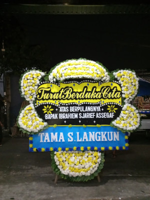 Papan Bunga Duka di Pagar Jati