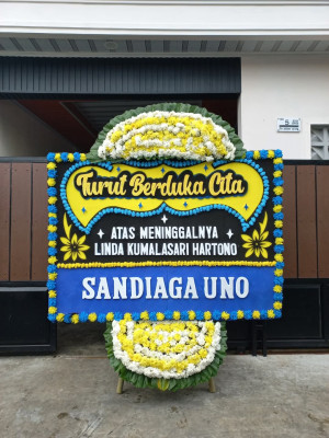 Papan Bunga Duka di Pagar Jati