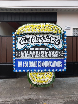 Papan Bunga Duka di Pagar Jati